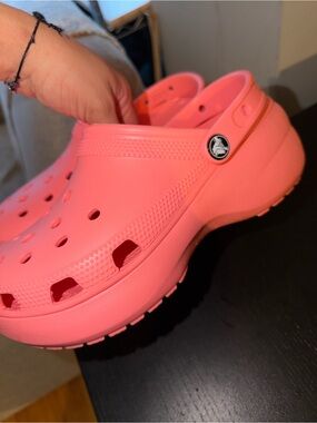CROCS Classic Clog in Coral Pink
